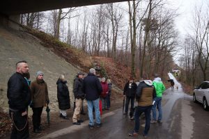 Landtagsabgeordneter Alexander Baer unter der Passadetalbrücke