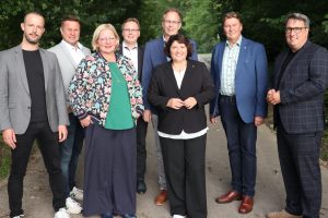 Haben die Vier-Tage-Woche genau unter die Lupe genommen(v.l.): Philipp Kielhorn, Geschäftsführer Autohaus Markötter, MdL Alexander Baer, Andrea Hegerbekermeier, Geschäftsführerin und Arbeitsrechtlerin bei der Kreishandwerkerschaft Paderborn-Lippe, MdL Dennis Maelzer, Daniel Salewski, erster Bevollmächtigter der IG Metall Detmold, MdL Ellen Stock, MdB Jürgen Berghahn und Henrik van Gellekom, Pflegedienstleiter Klinikum Bielefeld. (Foto: SPD Lippe)